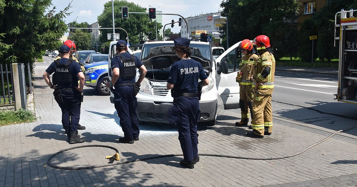 Pożar pojazdu w Tarnobrzegu. Na miejsce wezwano służby [ZDJĘCIA]