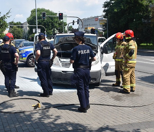 Pożar pojazdu w Tarnobrzegu. Na miejsce wezwano służby [ZDJĘCIA]-223916
