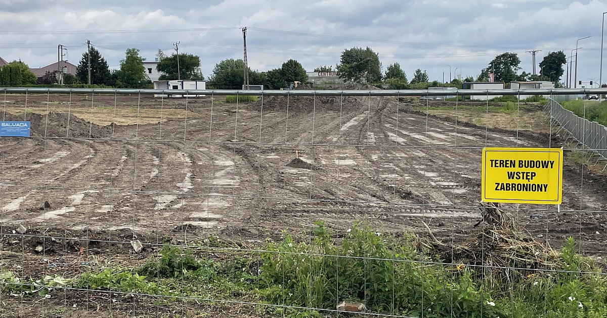 Będą nowe sklepy, ale później niż zapowiadano . Centrum handlowe przy ul. Kwiatkowskiego z poślizgiem