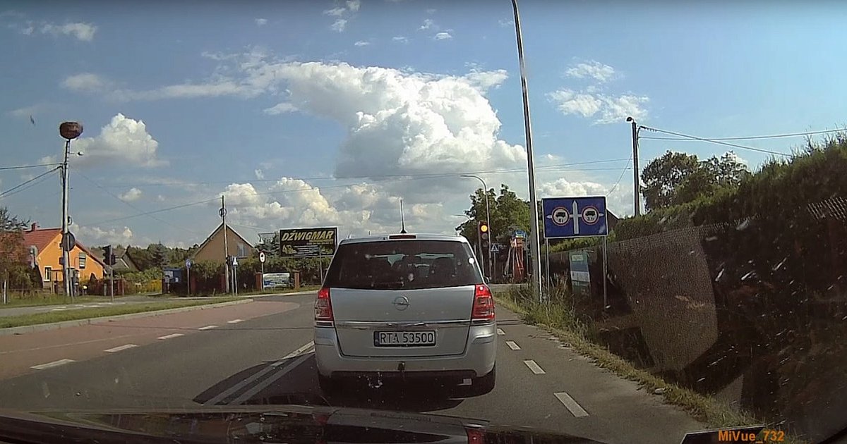 "Dziwne" czerwone światło w tarnobrzeskich Ocicach. Kierowcy skarżą się na sygnalizację [WIDEO]