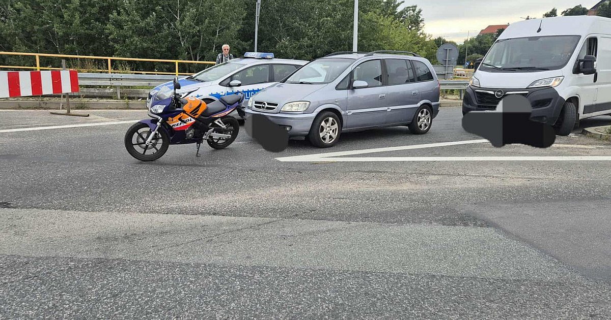 92-letni kierowca opla uderzył autem w motocykl. Utrudnienia na moście w Sandomierzu