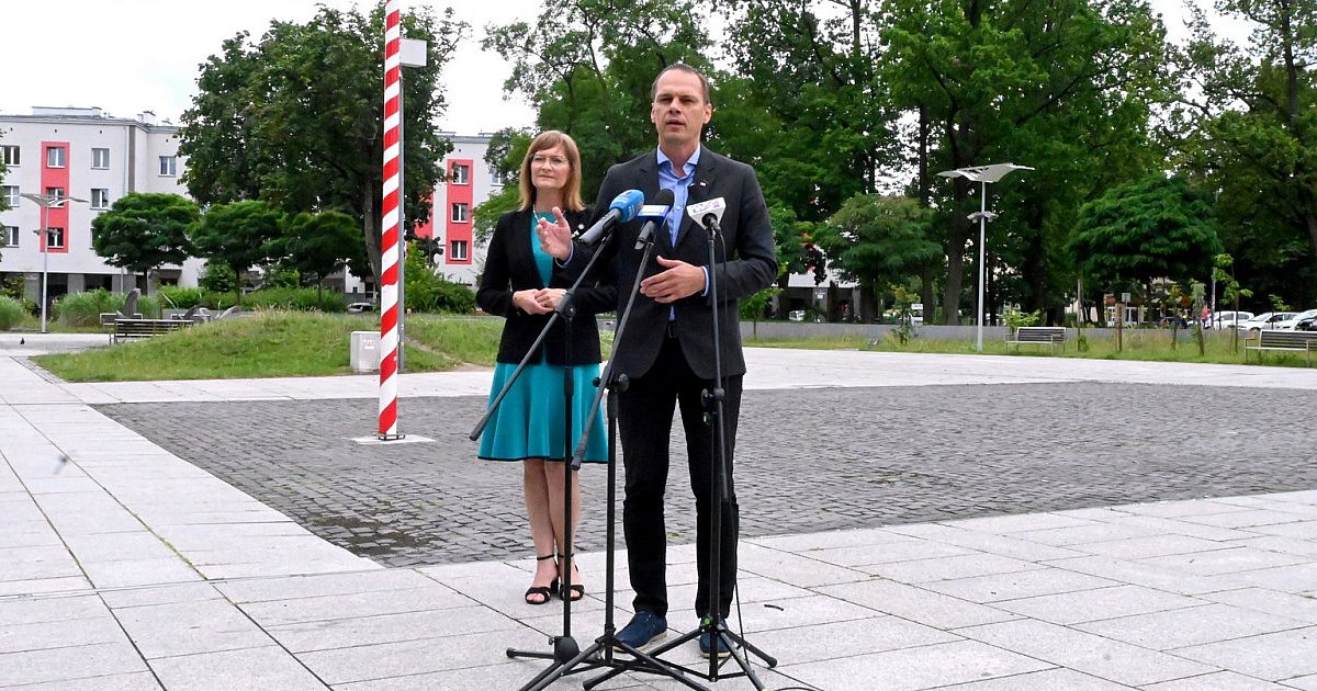 Parlamentarzyści PiS w Nowej Dębie mówili o rozwoju "Dezametu" i HSW oraz o pilnowaniu interesów polskiej "zbrojeniówki"