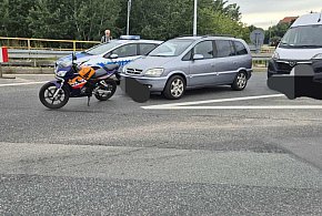 92-letni kierowca opla uderzył autem w motocykl. Korek na moście w Sandomierzu-224003