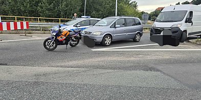 92-letni kierowca opla uderzył autem w motocykl. Korek na moście w Sandomierzu-224003