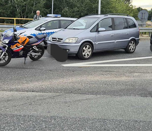 92-letni kierowca opla uderzył autem w motocykl. Korek na moście w Sandomierzu-224003