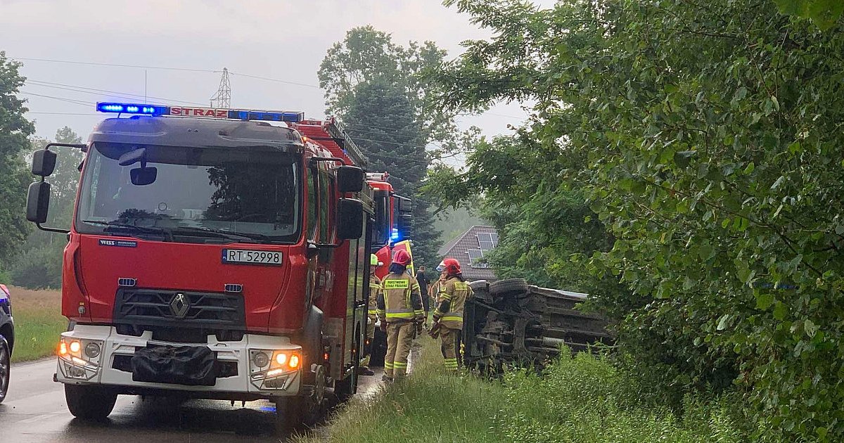 Niebezpieczne dachowanie w Stalach. Kobieta ukarana mandatem