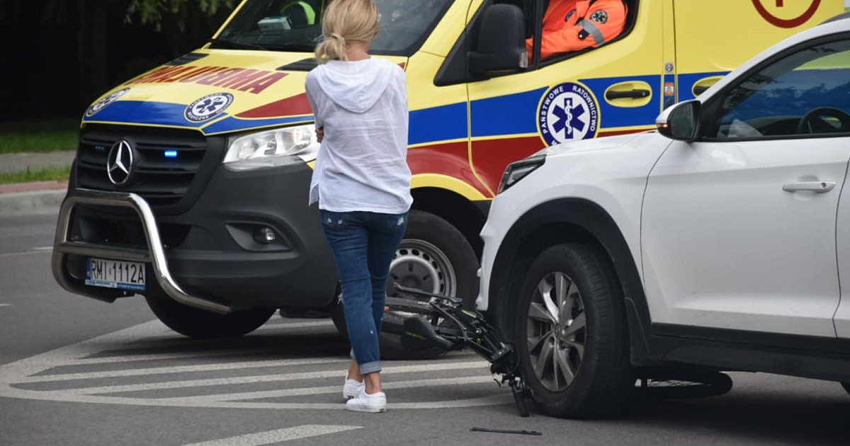 Potrącenie rowerzysty w Tarnobrzegu. Kierująca autem pomyliła gaz z hamulcem? [ZDJĘCIA]