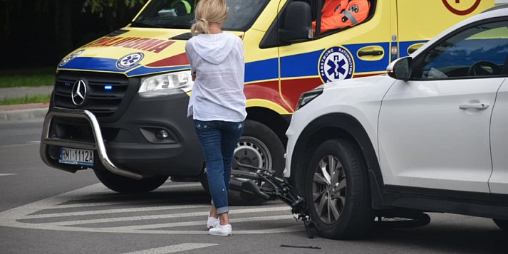 Potrącenie rowerzysty w Tarnobrzegu. Kierująca autem pomyliła gaz z hamulcem? [ZDJĘCIA]