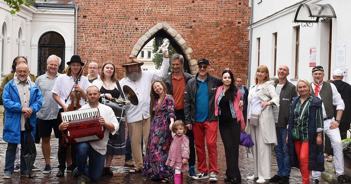 Deszcz nie zatrzymał miłośników flisackich tradycji. Dookoła Wody Festival rozbrzmiewa w Sandomierzu [ZDJĘCIA]