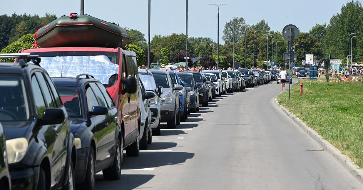 Pożar samochodu nad Jeziorem Tarnobrzeskim. Szybka reakcja świadków