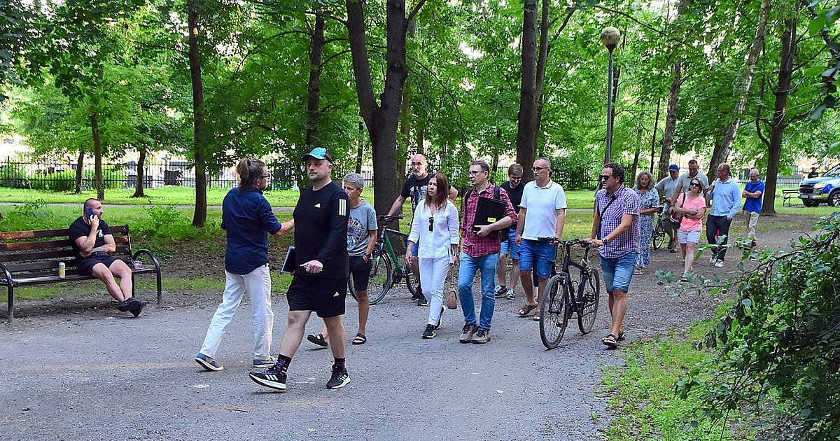 Urzędnicy spacerują po Tarnobrzegu. O czym rozmawiają z mieszkańcami terenów uznanych za zdegradowane? [ZDJĘCIA]