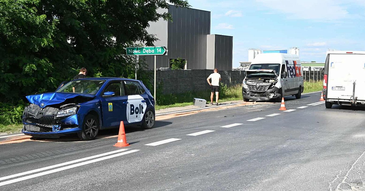 Kolejny wypadek w Stalach. Zderzyły się trzy pojazdy [ZDJĘCIA]