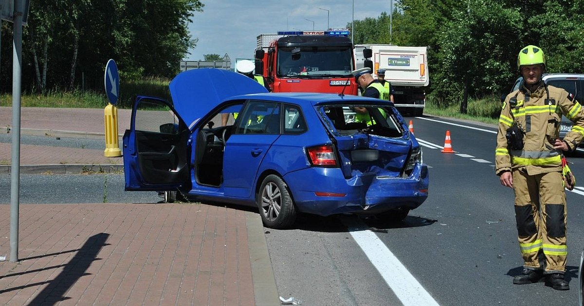 Zderzenie pojazdów na krajowej "9", jedna osoba w szpitalu [ZDJĘCIA]