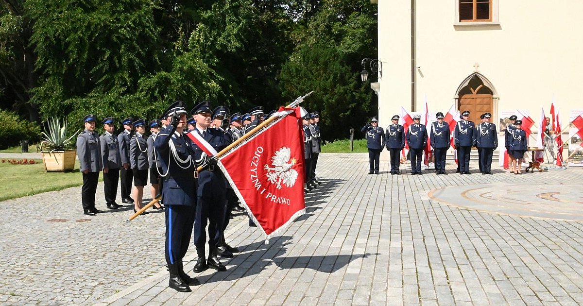 Awanse i odznaczenia dla policjantów z Tarnobrzega z okazji Święta Policji. Uroczystosć odbyła się przed Zamkiem Tarnowskich [ZDJĘCIA]