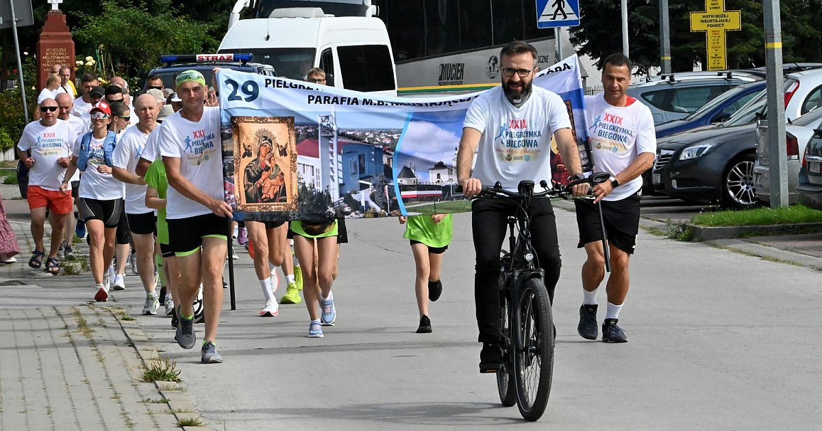 Będą biegli i się modlili. Z Tarnobrzega ruszyła Pielgrzymka Biegowa na Jasną Górę. Z dystansem ponad 300 km mierzy się 50 osób