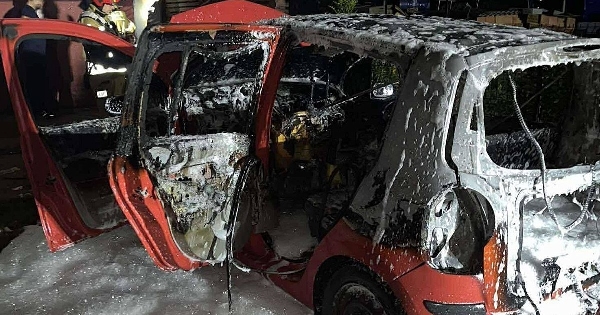 W Grębowie płonął samochód. Szybka reakcja mieszkańców zapobiegła tragedii