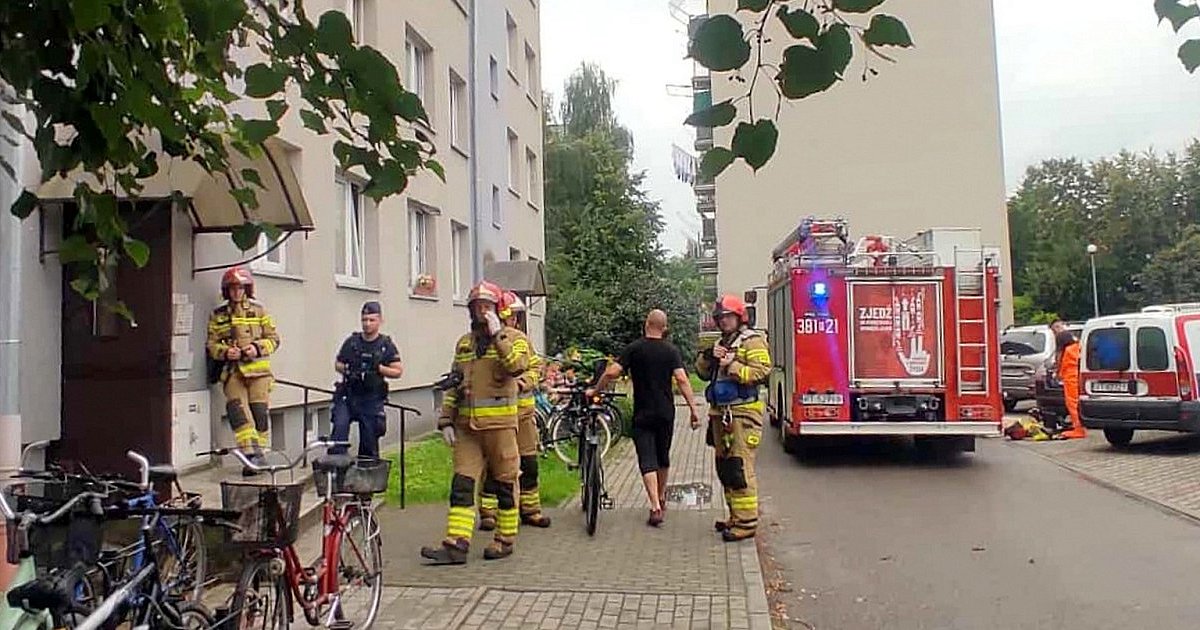 Ktoś rozpylił gaz pieprzowy w piwnicy bloku w Tarnobrzegu. Dwóm osobom trzeba było udzielić pomocy medycznej [ZDJĘCIA]