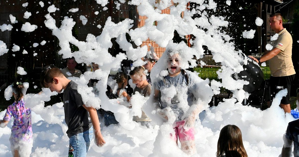 Familiada w Krawcach przyciągnęła mieszkańców całej gminy Grębów. Piana Party i wielkie maskotki hitem imprezy [ZDJĘCIA]