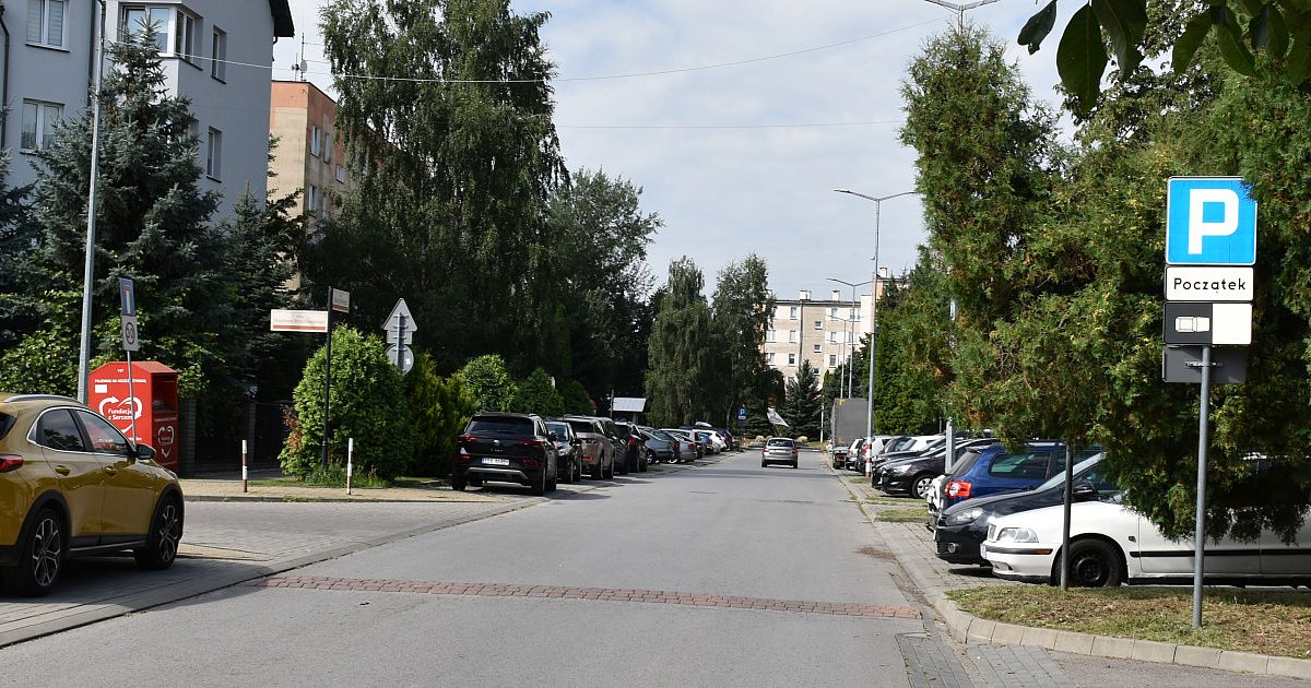 Parkują, gdzie się da. Mieszkańcy osiedla przy ul. Baczyńskiego w Sandomierzu apelują o nowe miejsca parkingowe