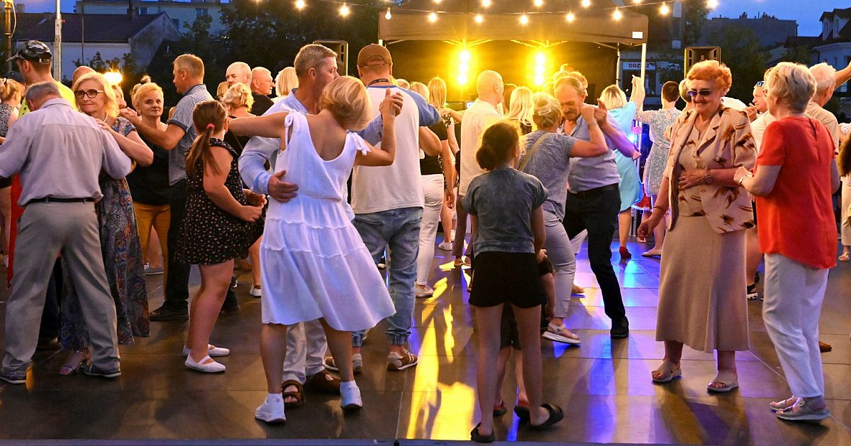 Sierpniowa potańcówka w Tarnobrzegu - tańczący "rozpalili" parkiet [ZDJĘCIA]