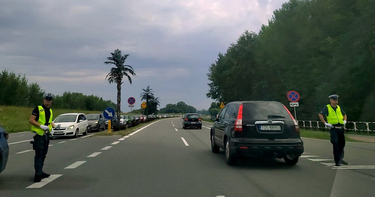 Korki przy wjeździe nad Jezioro Tarnobrzeskie, tłumy ludzi nad wodą [ZDJĘCIA]