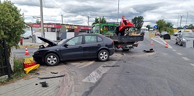 Wypadek na drodze krajowej nr 79 w Samborcu. 25-latka przewieziona do szpitala-224833