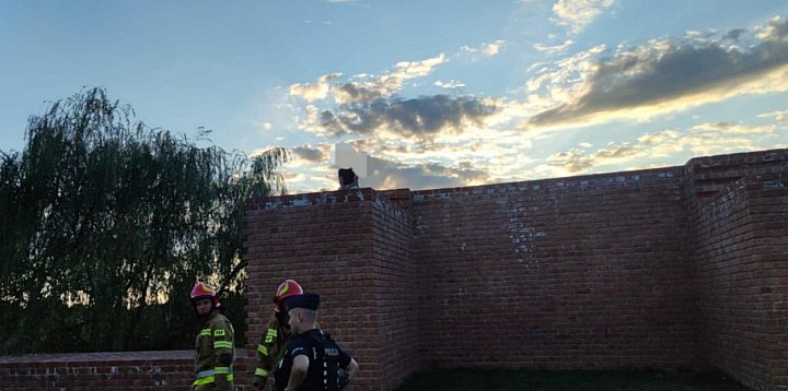 Turysta utknął na murze w Sandomierzu. Trzeba było użyć-224836