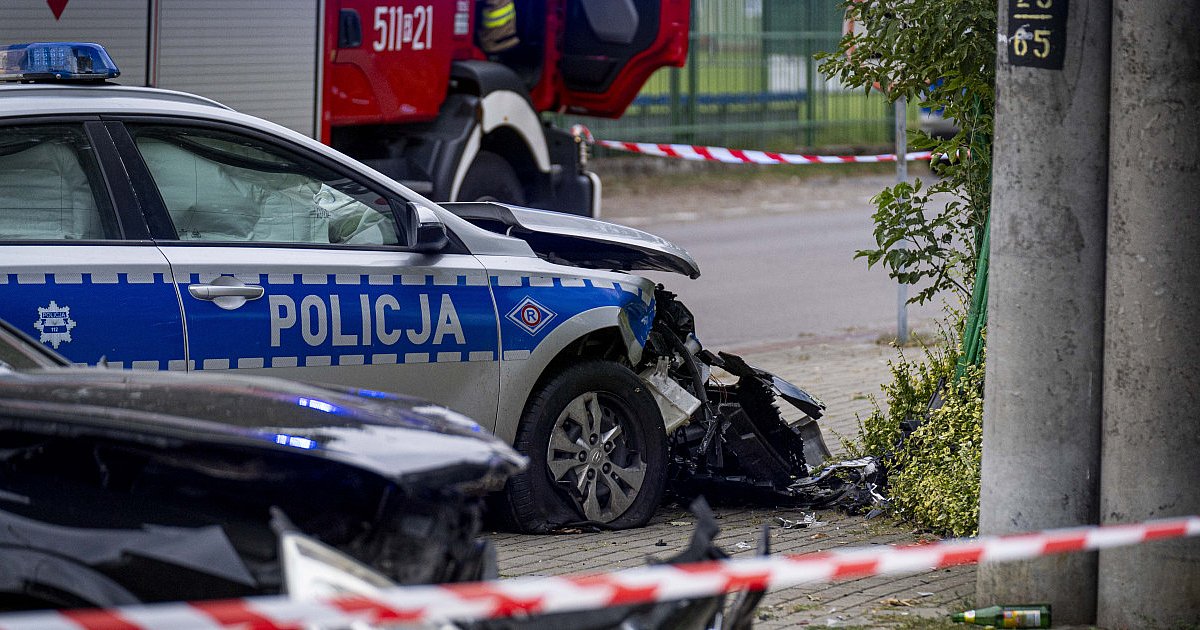 Jechali ścigać hulajnogi, a rozbili radiowóz [ZDJĘCIA]