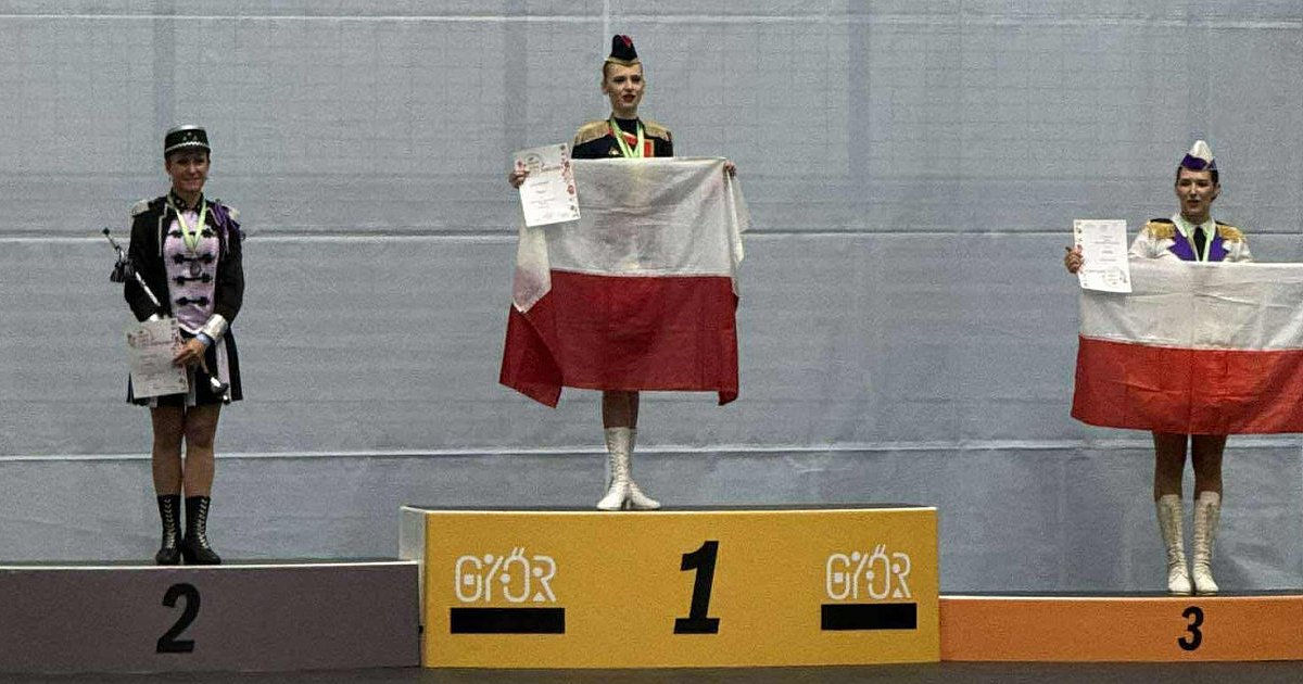 Trzy razy wybrzmiał Mazurek Dąbrowskiego dla Mażoretek "Diament" z Chmielowa podcza