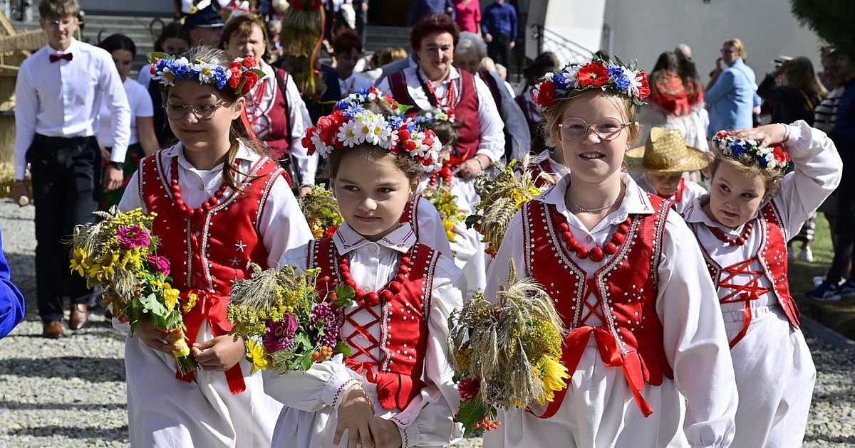 Dożynki gminy Nowa Dęba w Cyganach. Zabawa na ziemi i na niebie [ZDJĘCIA]