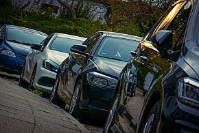 Tysiące samochodów idą pod młotek. Można je mieć za pół ceny-225040