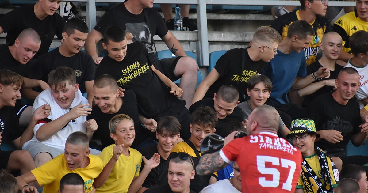 Zdjęcia kibiców z meczu Siarka Tarnobrzeg - Star Starachowice [FOTO]