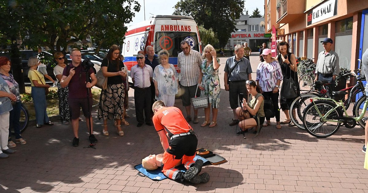 To urządzenie ratuje życie. Ogólnodostępny defibrylator AED umieszczono przy Centrum Seniora w Tarnobrzegu [ZDJĘCIA]