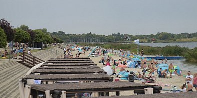 Upalna pogoda wróciła nad jezioro, ale wiatr wystraszył plażowiczów [ZDJĘCIA]-225144