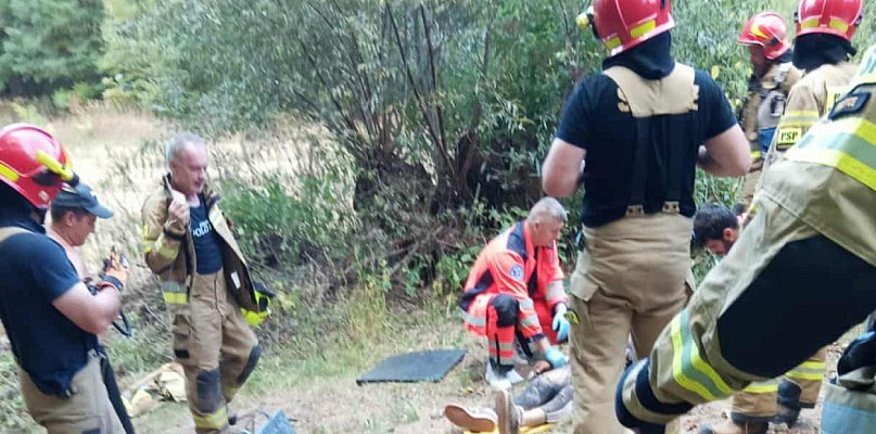 Mężczyzna przygnieciony przez ciągnik podczas prac polowych - 225161