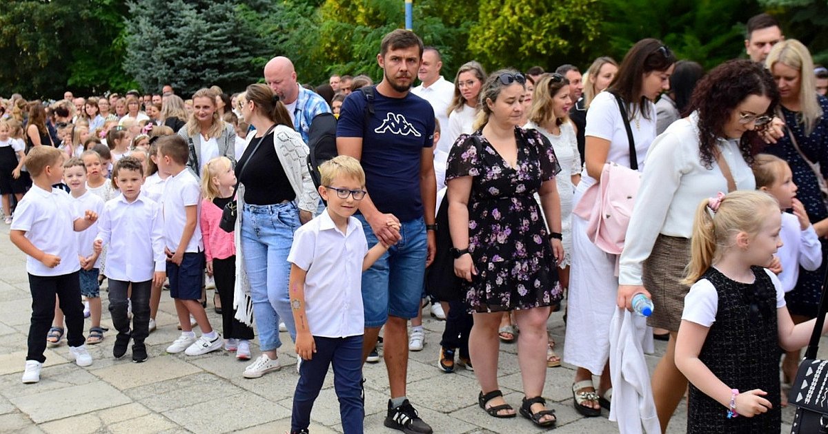 Pierwszy dzwonek i inauguracja nowego roku szkolnego w Szkole Podstawowej nr 10 w Tarnobrzegu [ZDJĘCIA]