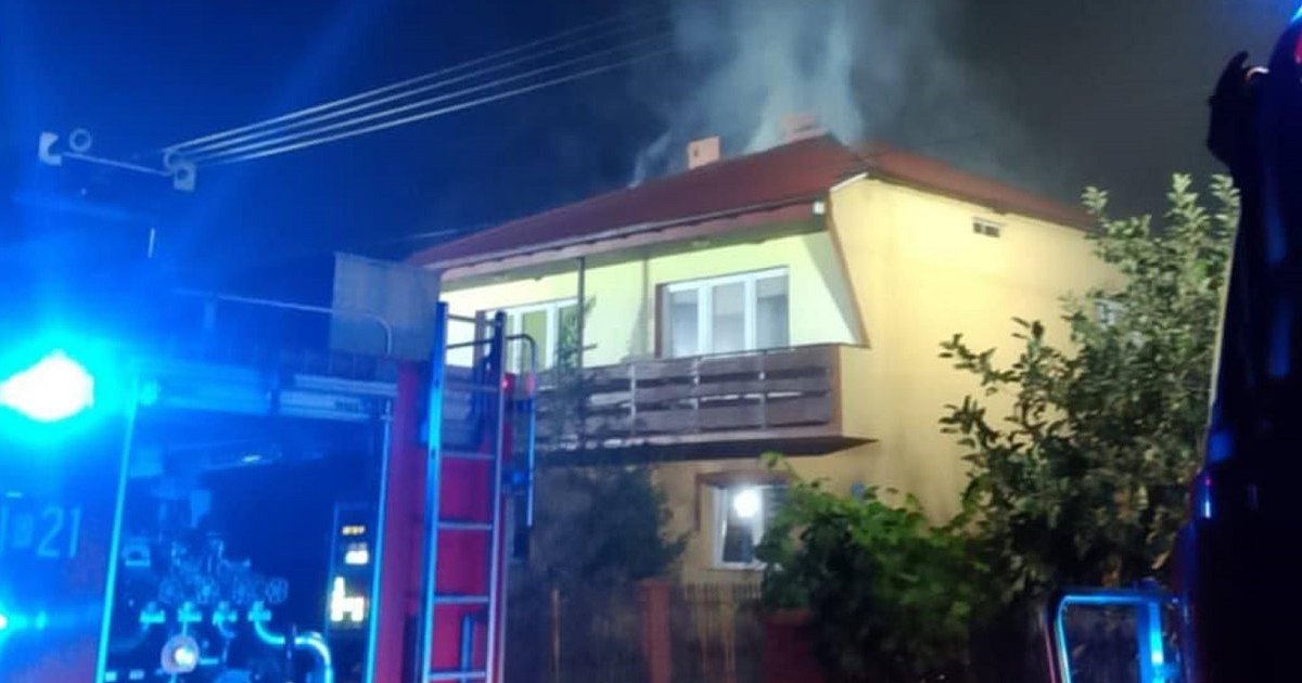 Pożar domu w Stalach. Na miejsce wezwano 4 zastępy straży pożarnej [ZDJĘCIA]