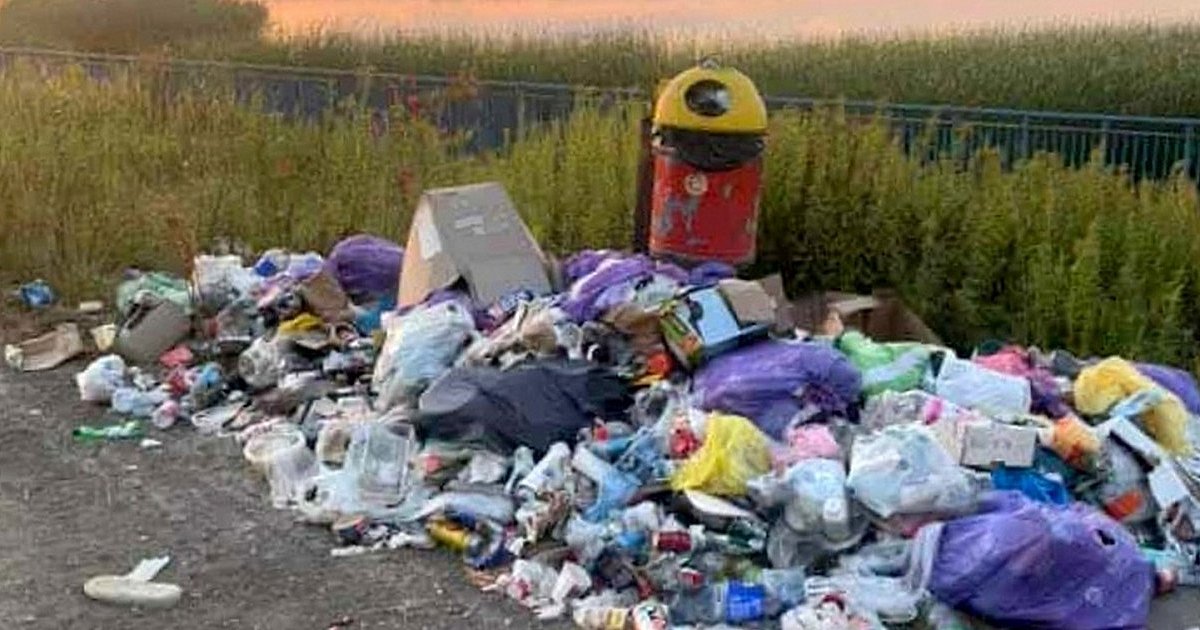 Ktoś podrzucił śmieci nad Jeziorem Tarnobrzeskim