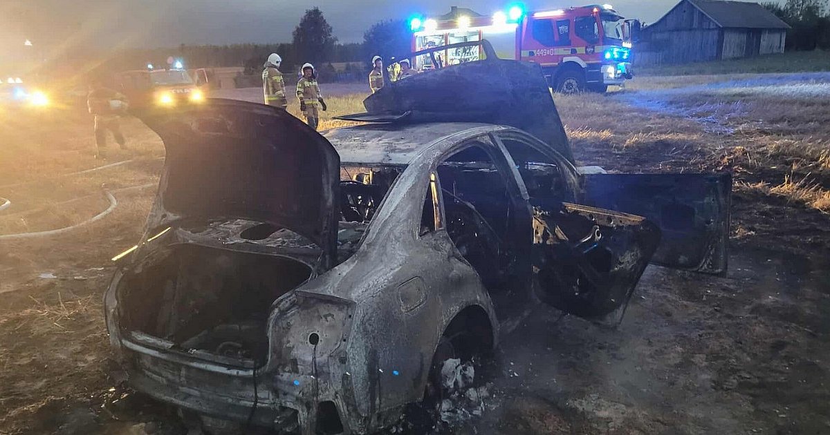 Audi spłonęło na ściernisku. Kierowca zjechał z drogi na pole [ZDJĘCIA]