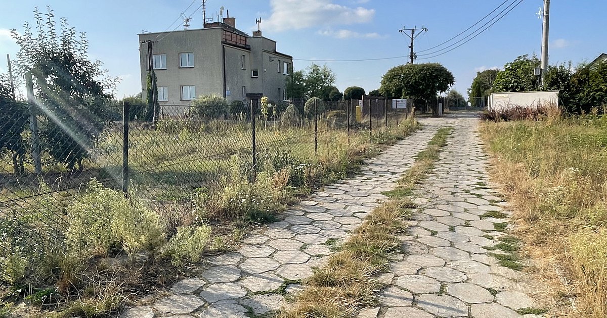 Asfalt zamiast starych płyt. Droga do stacji meteorologicznej w Sandomierzu zostanie wyremontowana
