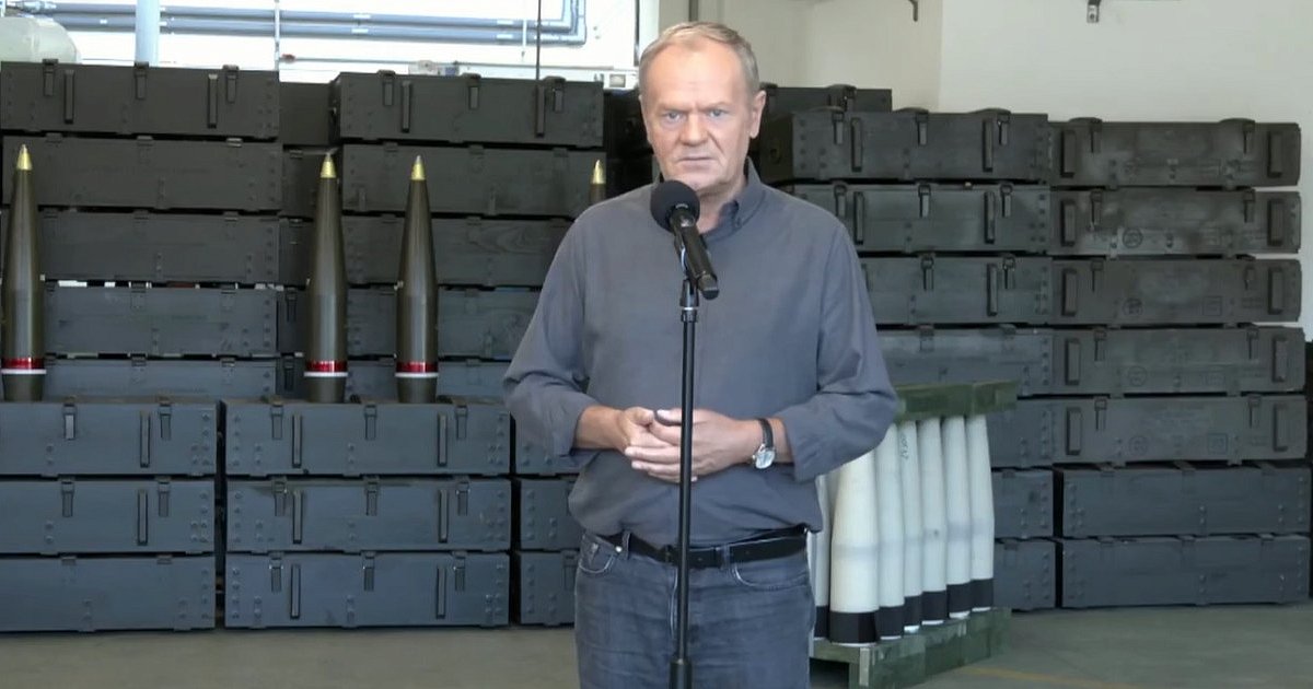 Donald Tusk w Nowej Dębie ogłosił współpracę "Dezametu" z brytyjskim BAE Systems przy produkcji amunicji 155 mm