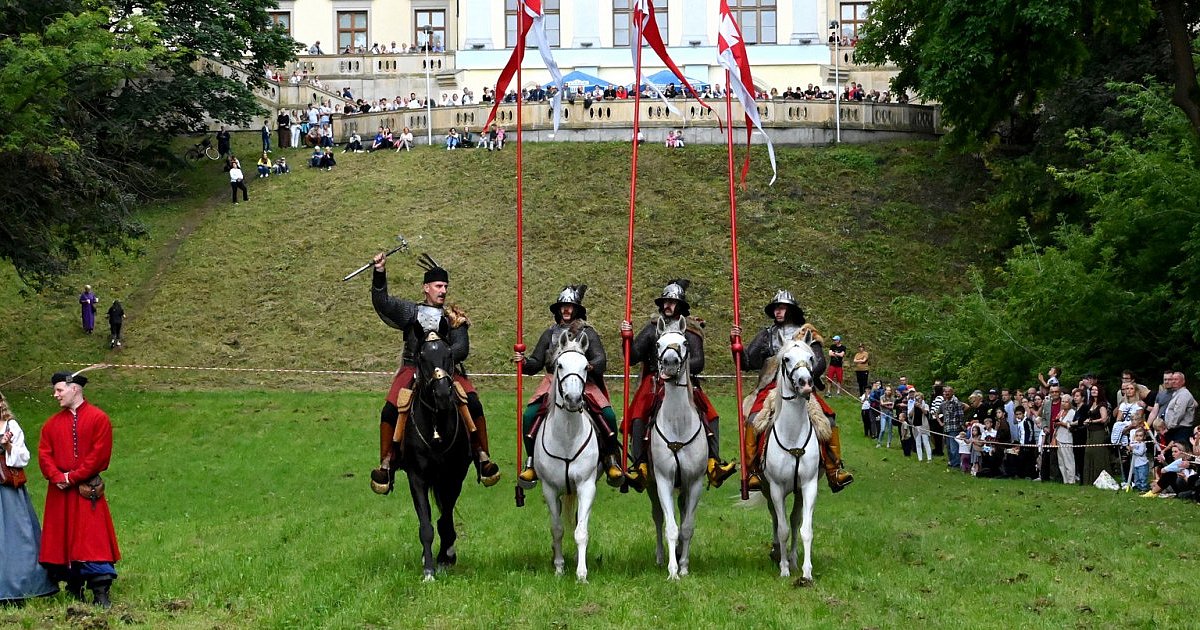 Husaria za Zamkiem Tarnowskich w Tarnobrzegu starła się ze Szwedami. Wygrał...deszcz [ZDJĘCIA]
