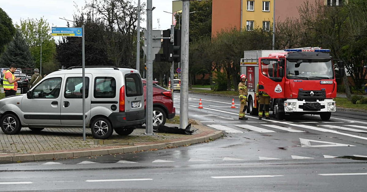 Wypadek w centrum Tarnobrzega. Sygnalizacja na skrzyżowaniu nie działała [ZDJĘCIA]