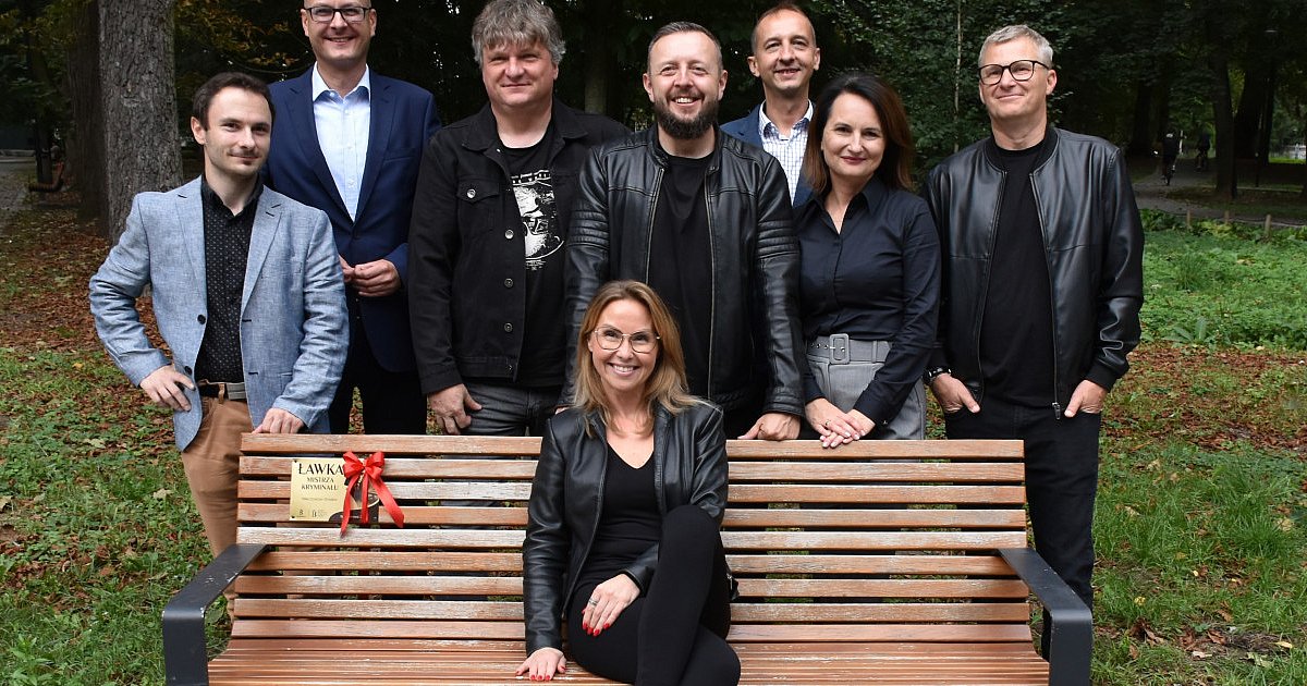 Autorzy kryminałów uhonorowani. Mają swoje imienne ławki w Parku Miejskim w Sandomierzu [ZDJĘCIA]