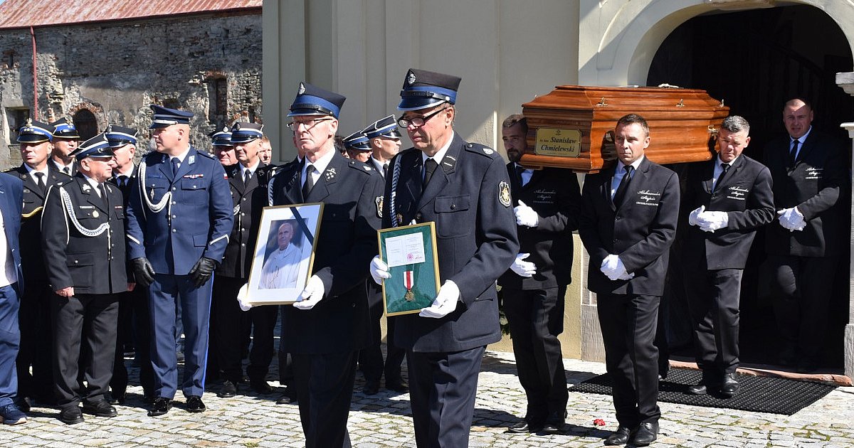 Pogrzeb tragicznie zmarłego proboszcza z Sandomierza [ZDJĘCIA]