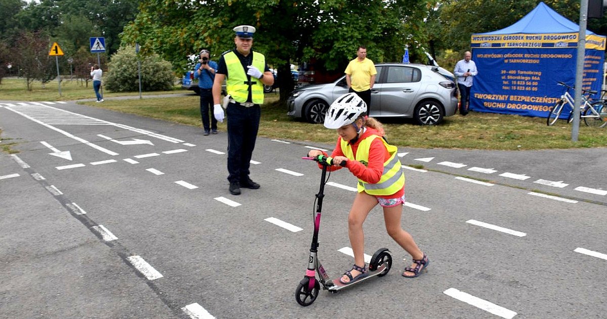 Mandaty i pouczenia dla młodzieży na hulajnogach. Akcja policji w Tarnobrzegu