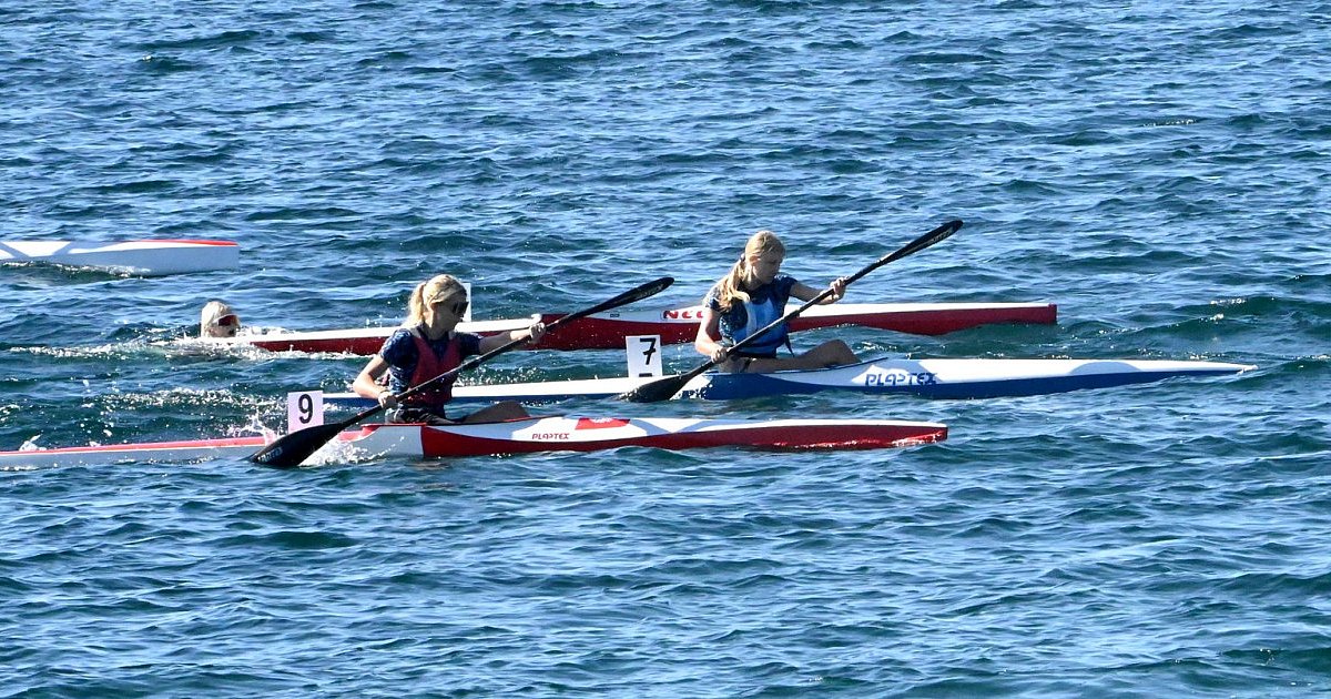 Znakomite kajakarskie mistrzostwa Podkarpacia na Jeziorze Tarnobrzeskim. Ostra rywalizacja na wodzie i piknik na brzegu [ZDJĘCIA]