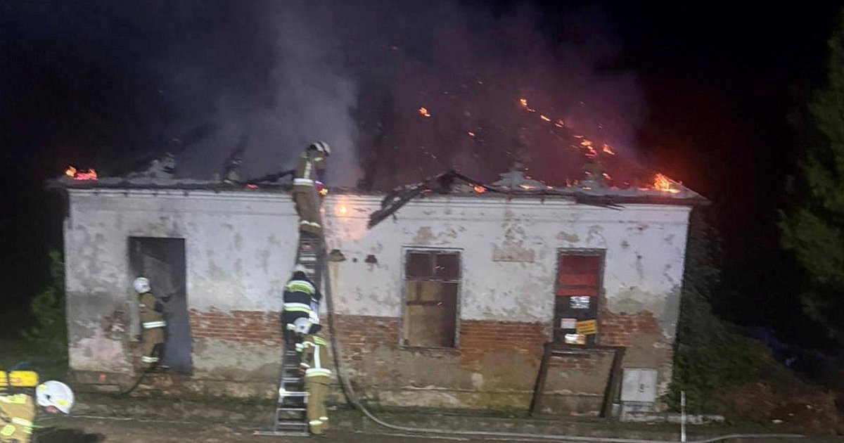 Pożar w budynku po szkole w Łukowcu w gm. Koprzywnica