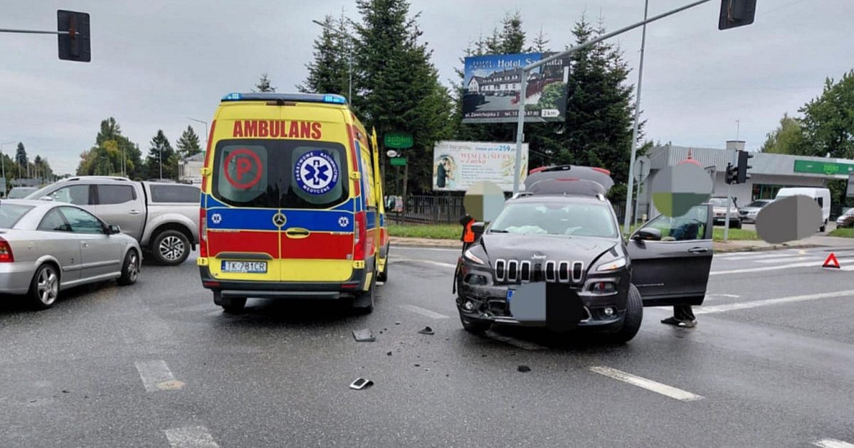 Wypadek w centrum Sandomierza. Jeep zderzył się z karetką pogotowia [ZDJĘCIA]