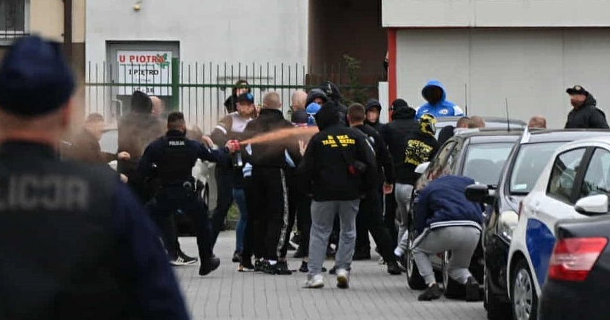 Zadyma pod stadionem w trakcie meczu Siarka Tarnobrzeg - Hutnik Kraków. Policja użyła gazu [ZDJĘCIA]